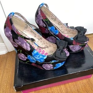 Betsey Johnson Floral Wedge Heels Sz 7